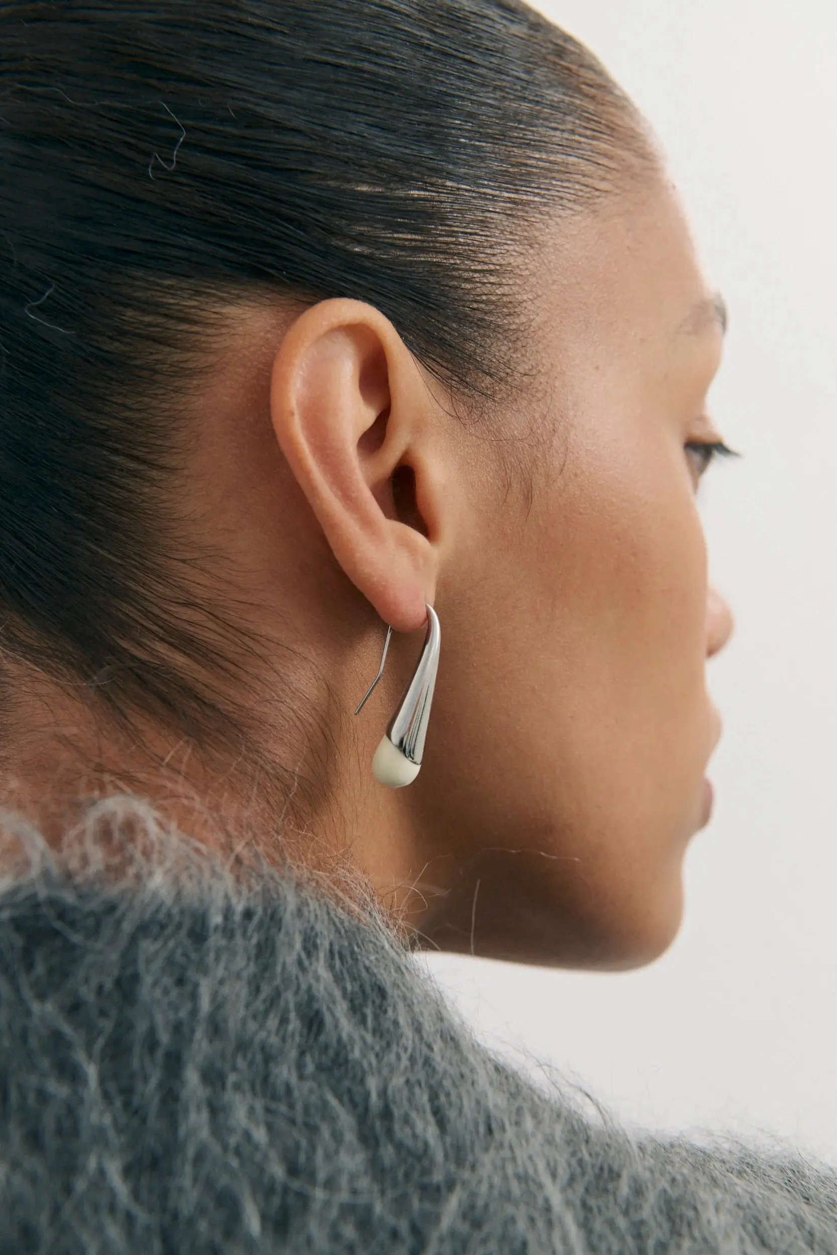 Freja Earring in Gunmetal - Image 3